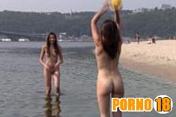 meninas brincando na praia nudista